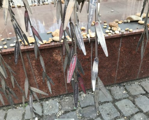 le foglie d'acciaio del salice in memoria dei 600.000 ebrei ungheresi. vittime dell'olocausto
