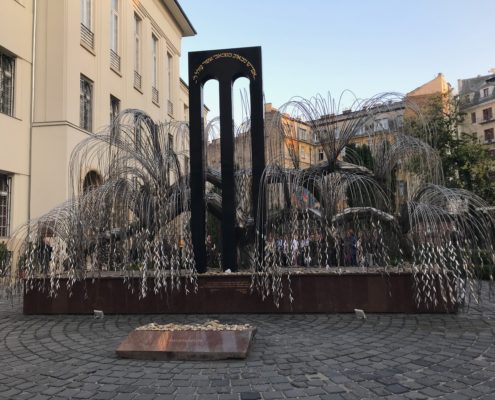 nel cortile , un salice di Imre Varga